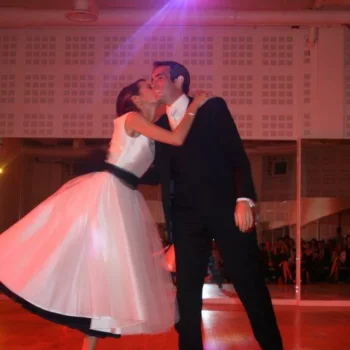 Danse mariage et embrassade Danse mariage et embrassade