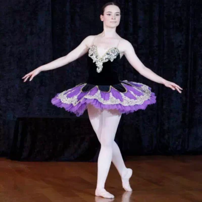 Danseuse classique dans le salon de danse