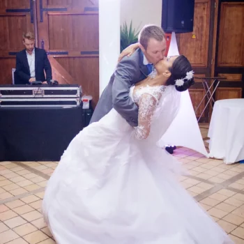 Marcia et Sébastien Les mariés s'embrassent